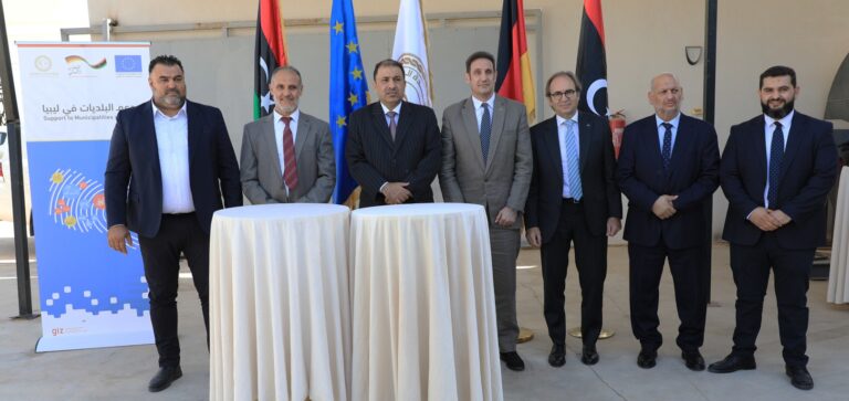 تسليم شاحنات نقل النفايات والحاويات