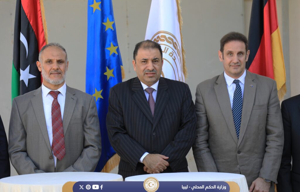 تسليم شاحنات نقل النفايات والحاويات