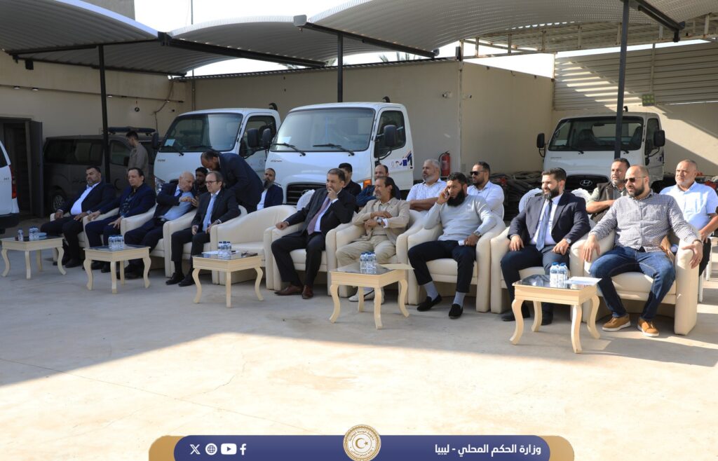 تسليم شاحنات نقل النفايات والحاويات