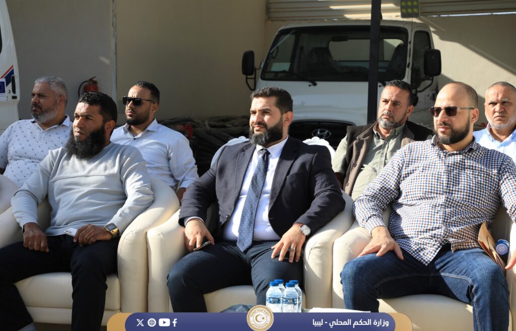 تسليم شاحنات نقل النفايات والحاويات