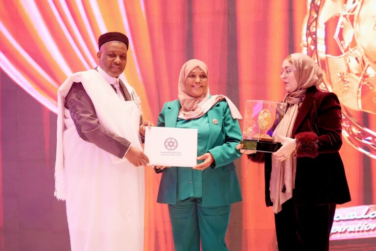 تكريم الفائزات بجائزة المرأة الملهمة تكريم الفائزات بجائزة المرأة الملهمة