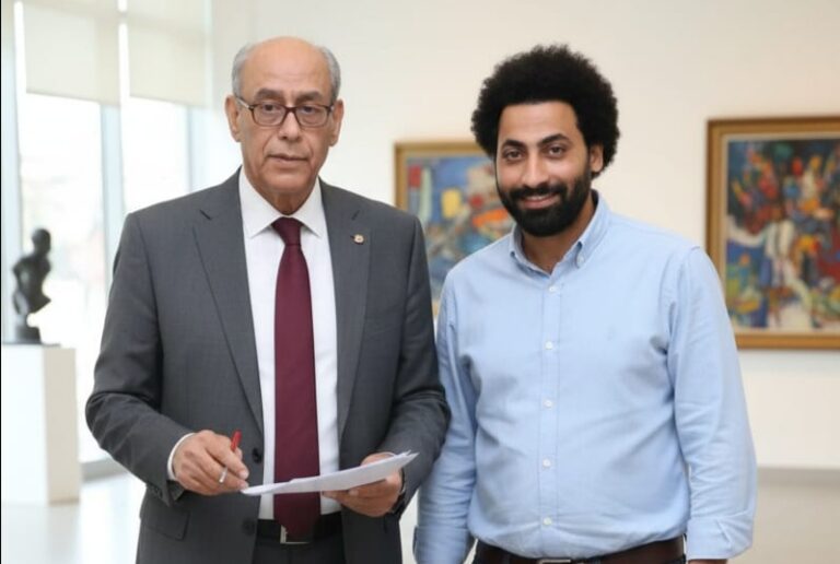 المخرج أحمد بوجي والفنان أحمد بدير من كواليس مسلسل «ذا فويس الحارة» المخرج أحمد بوجي والفنان أحمد بدير