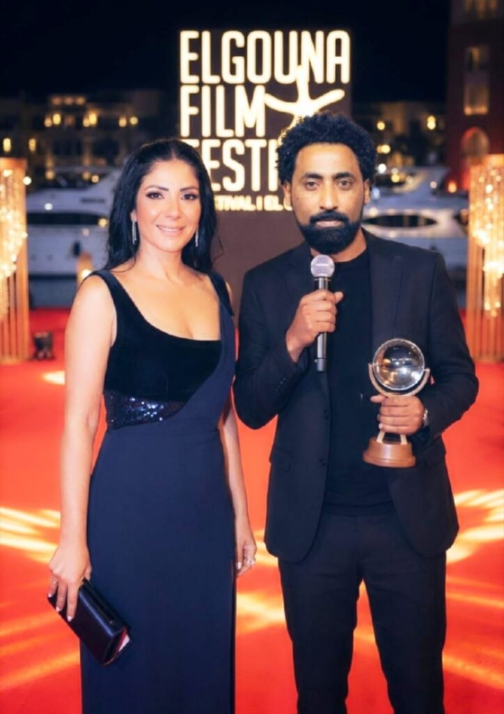المخرج أحمد بوجي والفنانة منى زكي خلال مهرجان الجونة