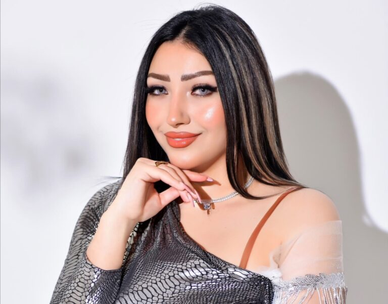 الفنانة سالي طارق